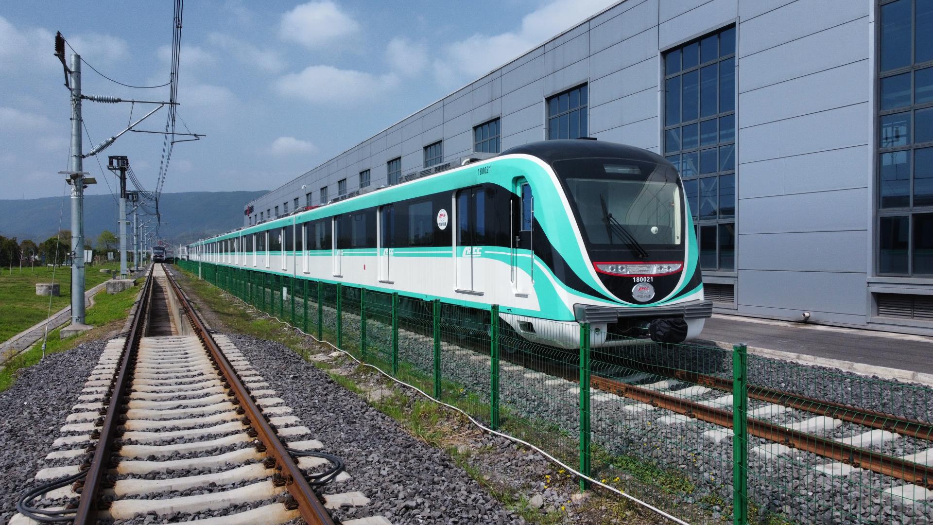 圖四：重慶機(jī)電集團(tuán)參股企業(yè)重慶中車長(zhǎng)客生產(chǎn)的重慶軌道交通18號(hào)線首列電客車進(jìn)入大批量生產(chǎn)階段。.jpg